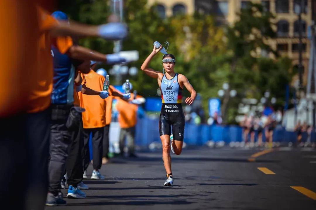 铁人三项比赛中选手艰苦拼搏，突破自我的简单介绍