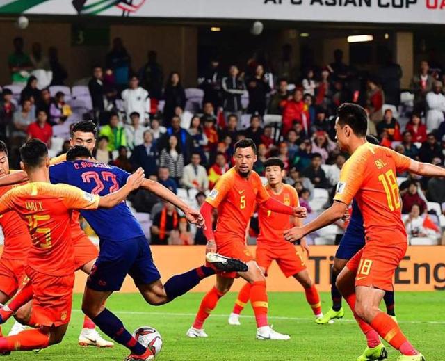 亚洲顶级足球赛场上的明星球员表现抢眼