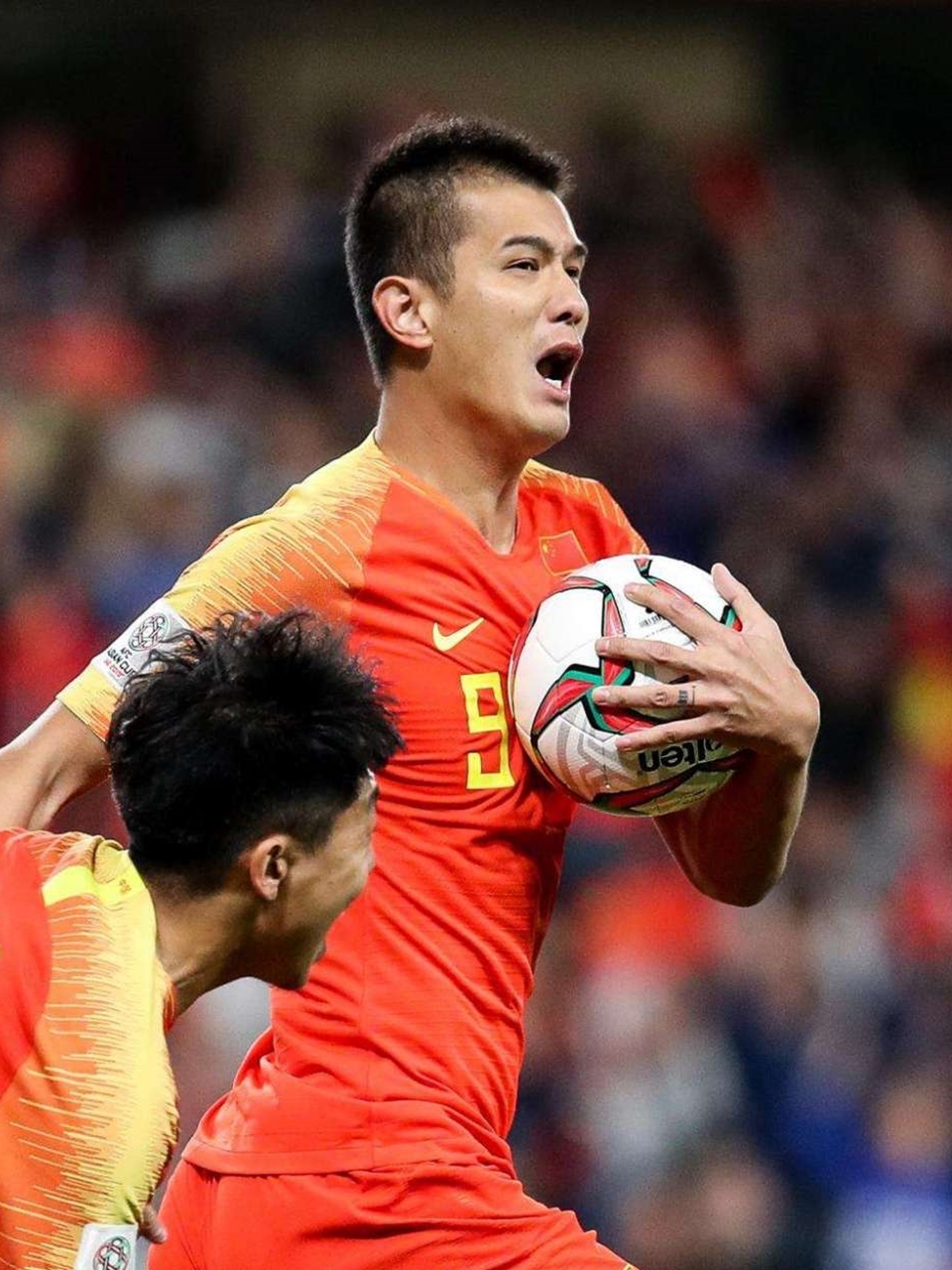 亚洲顶级足球赛场上的明星球员表现抢眼