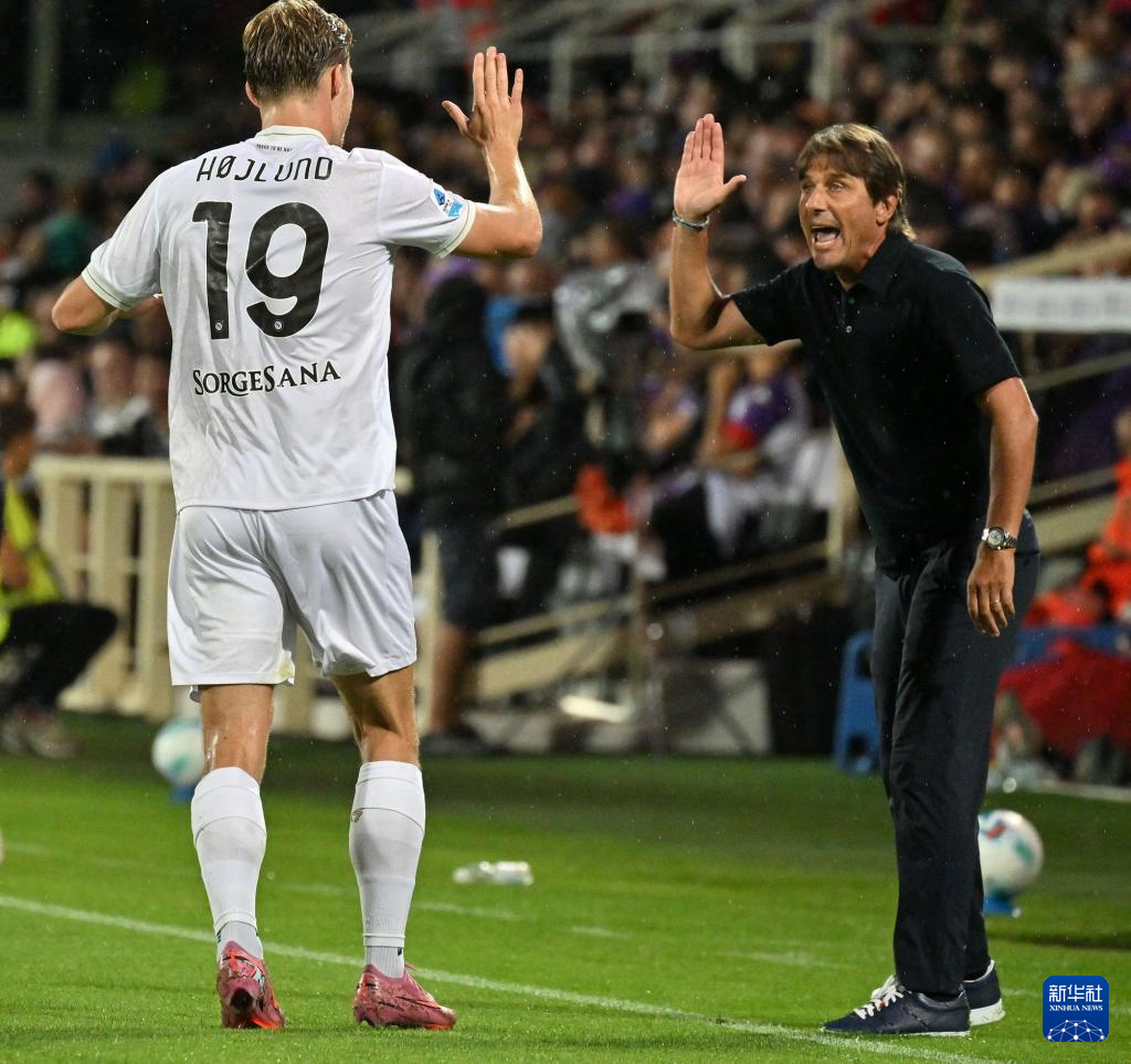 包含佛罗伦萨客场大胜，升至联赛第五的词条