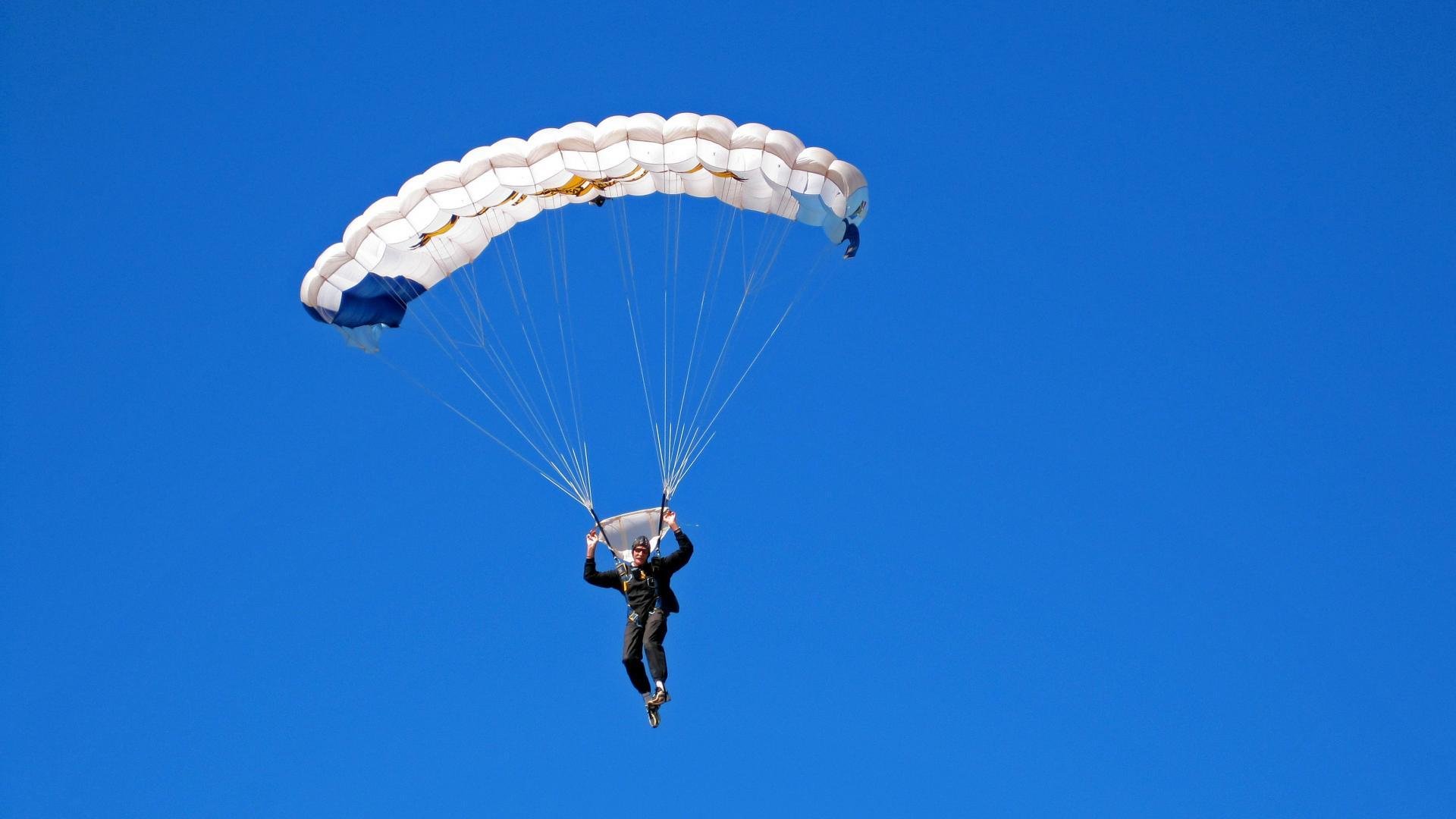 F1年度争冠之夜，伊布如何用存在感哲学诠释赛场终极对决