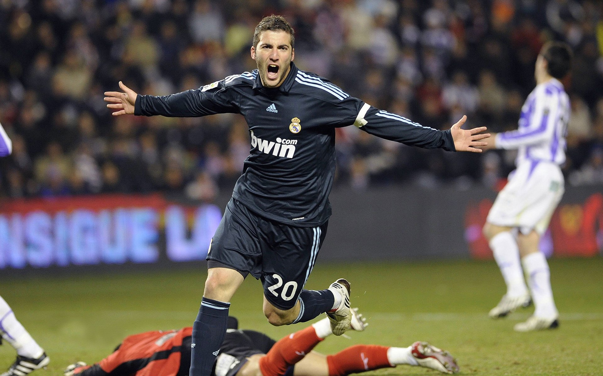 冰火对决！吉林虎啸震齐鲁，伦纳德惊艳四座定乾坤